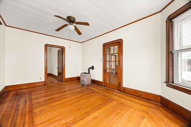 Building Photo - 576 Slade St