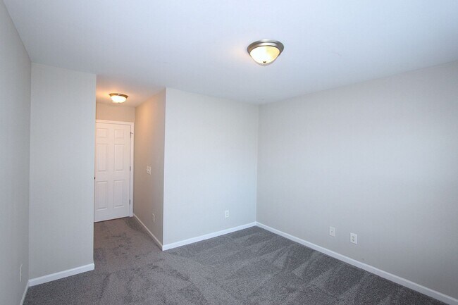 Building Photo - Great End Unit Townhome - FIRST MONTH'S RE...
