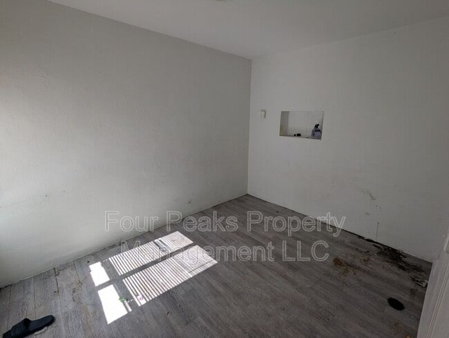 Building Photo - 102 E Hatcher Rd