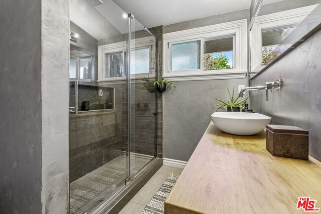 Building Photo - 5646 S Sherbourne Dr