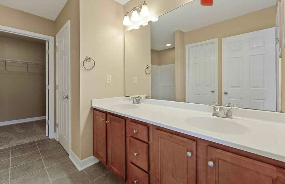 Master bath -double sinks - 14870 E Shadow Creek Dr