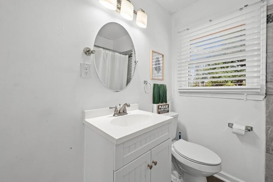 Building Photo - 414 Charles Pl