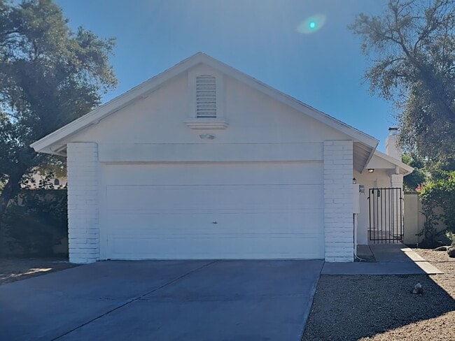 Building Photo - 7303 W Shaw Butte Dr