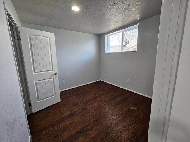 Building Photo - Beautiful 5 Bedroom home in Great Layton Location!