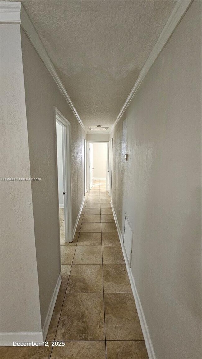 Building Photo - 1040 N 70th Ave