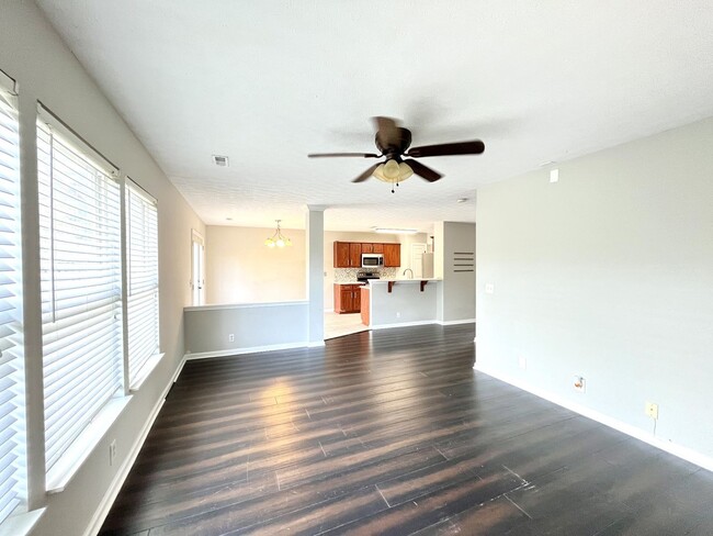Building Photo - 4/2.5 Beautiful Nashville Craftsman in Nas...