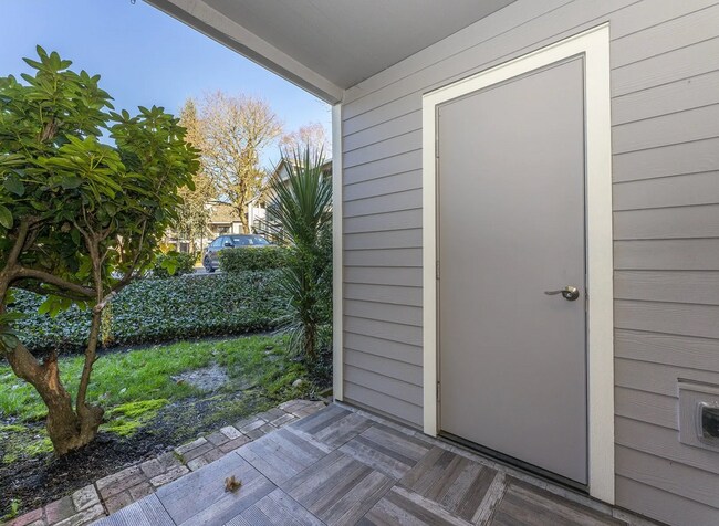 Building Photo - 2 bed, 2 bath rental condo in Lake Oswego ...