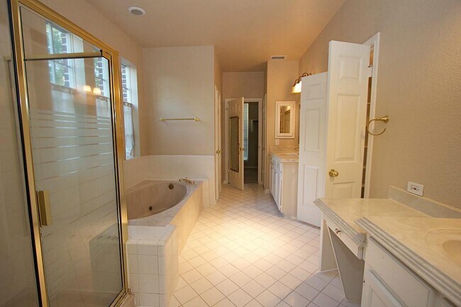 Building Photo - 1615 Greenleaf Oaks Dr