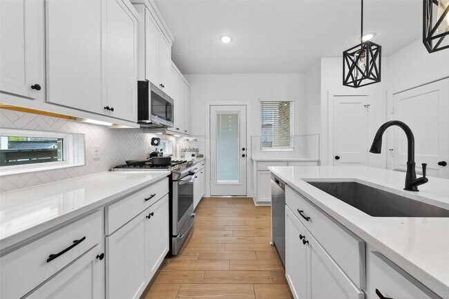 Building Photo - 15162 Post Oak Fls Dr