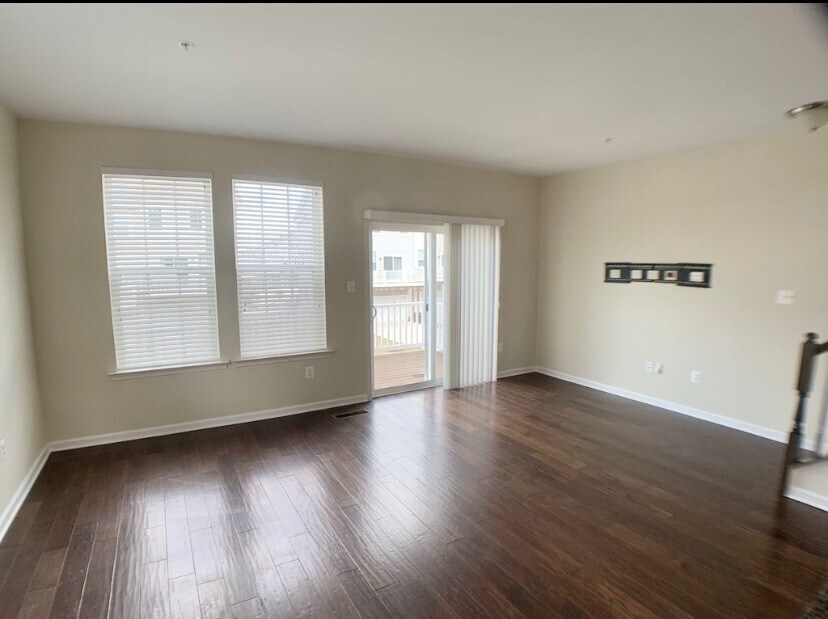 Building Photo - 512 Cobble Dr