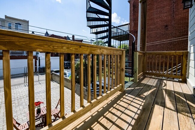 Building Photo - 3 Bed 2.5 Bath - Bloomingdale Condo - 1 Assigned Parking Space