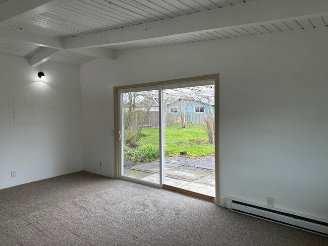 Building Photo - Beautifully updated 2 bedroom 1 bath home ...