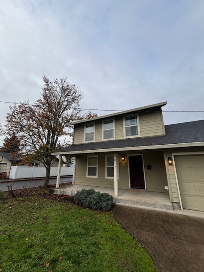 Building Photo - 3 Bedroom 2.5 Bath Newberg OR