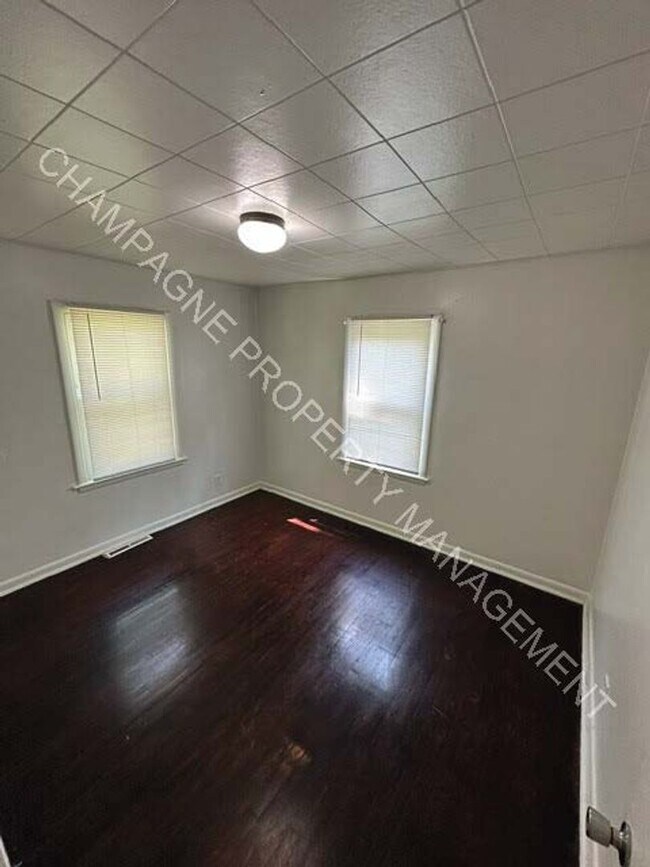 Building Photo - Home in Ruskin Heights