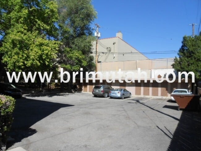 Building Photo - 243 600 E
