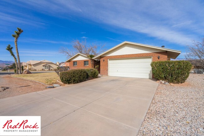 Building Photo - Upgraded 3 Bedroom Home in Bloomington Hills