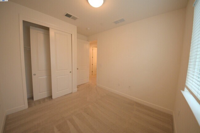 Building Photo - 5530 Esprit Way