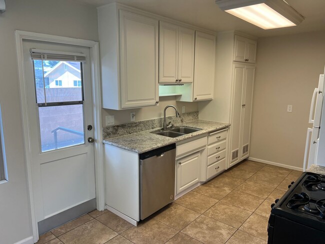 Building Photo - Charming 1 Bedroom unit, completely remode...