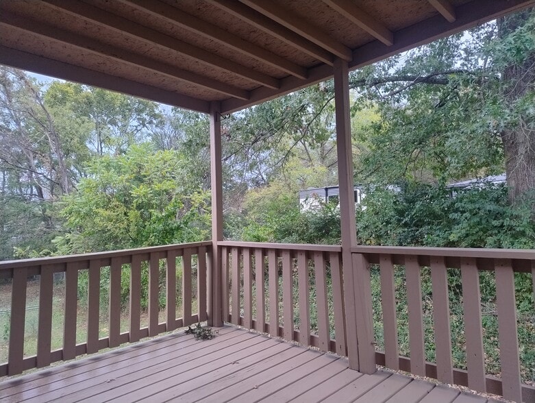Building Photo - 121 Robinhood Cir