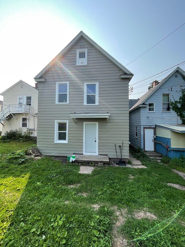 Building Photo - 611 E 6th St