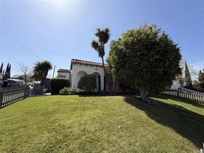 Building Photo - Charming 2 Bed Home with A/C, 2 Car Garage, Huge Yard & In-Unit Laundry $1,000.00 Off One Month's...