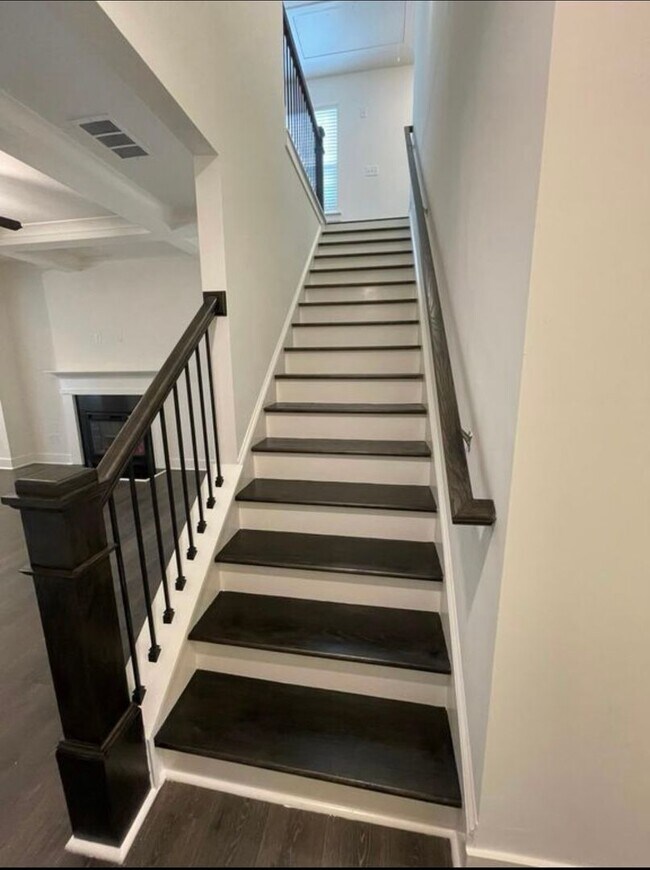Building Photo - Beautiful end unit townhouse in the Townes...