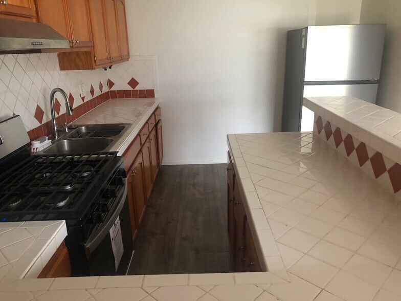 Kitchen - 12621 Victoria Ave