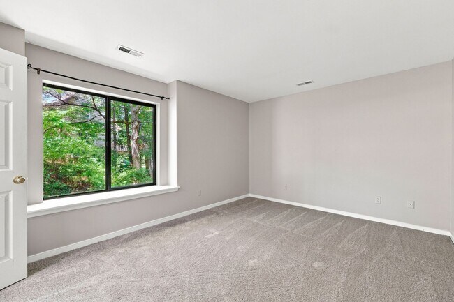 Building Photo - 322 Whispering Oaks Dr
