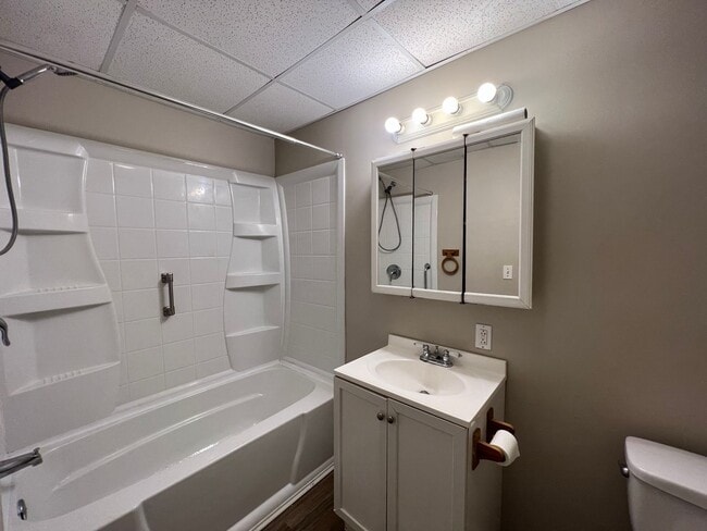 Building Photo - 3 bedroom 1.5 bathroom