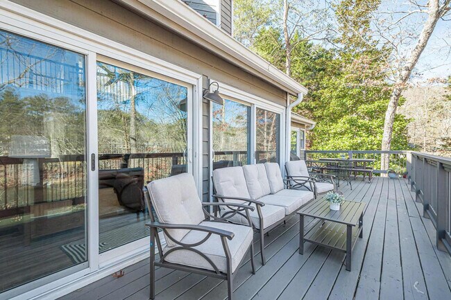 Building Photo - 117 Lakeview Cir