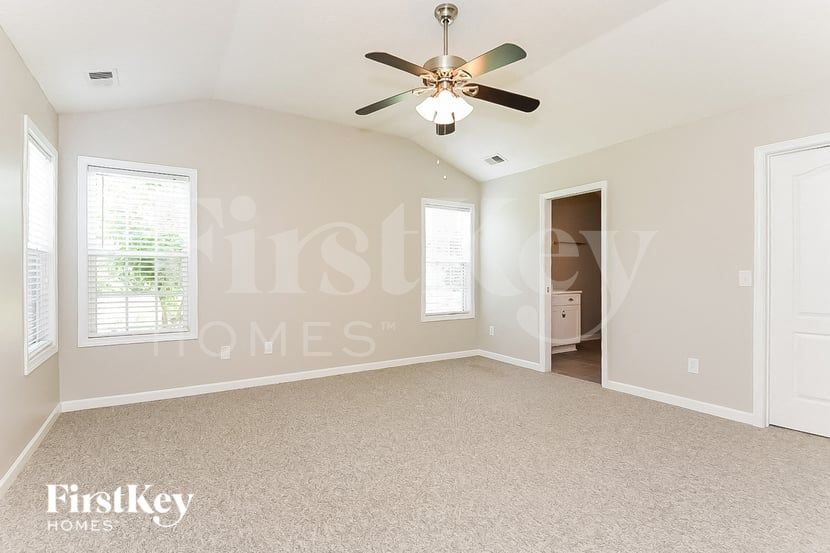 Building Photo - 307 White Oak Way