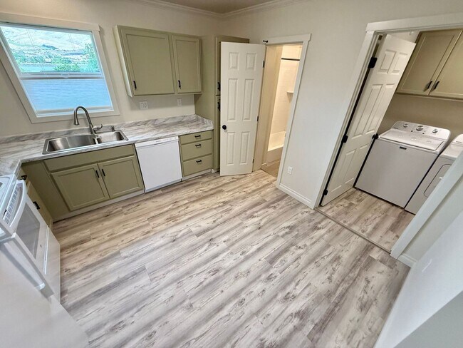 Building Photo - FULLY REMODELED 3 bedroom 1 bath Rental