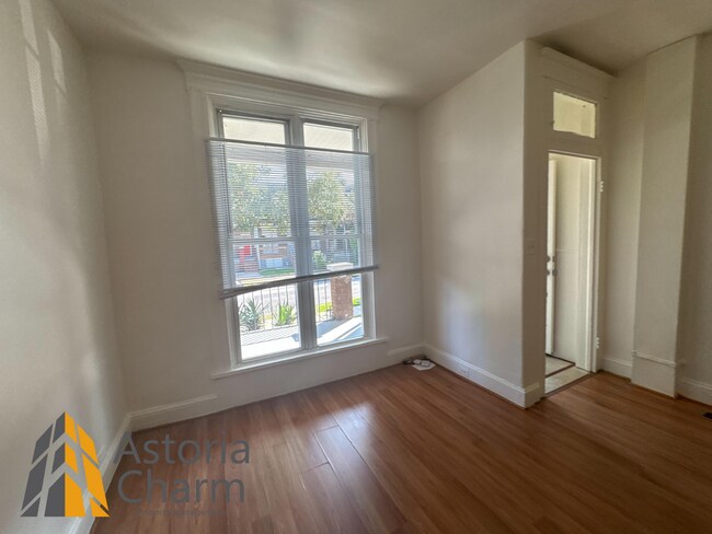 Building Photo - Comfortable 3-Bedroom with Hardwood Floors...