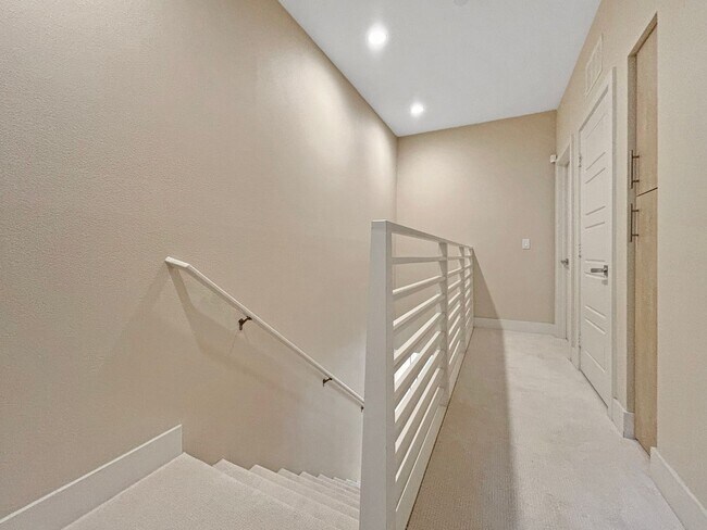 Building Photo - Stunning 3B/3.5BA Townhouse in Mission Val...