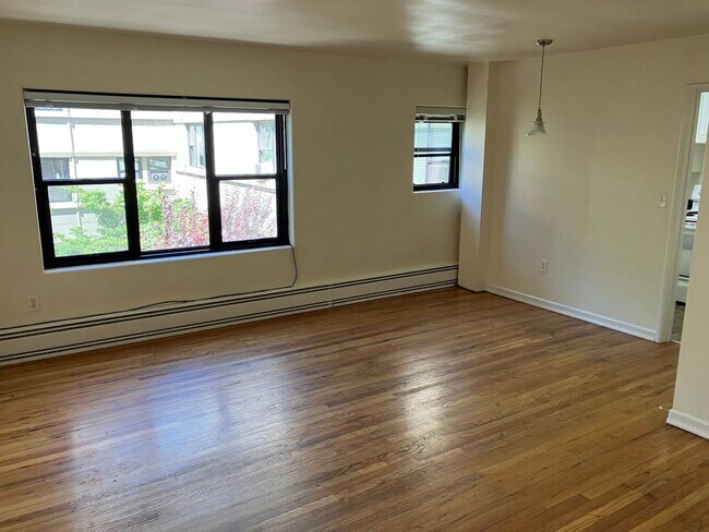 Interior Photo - Bay Ridge Court (Cobblestone Court)
