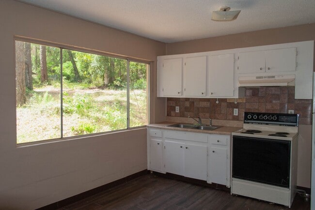 Building Photo - 1 Bed  1 Bath Townhouse For Rent