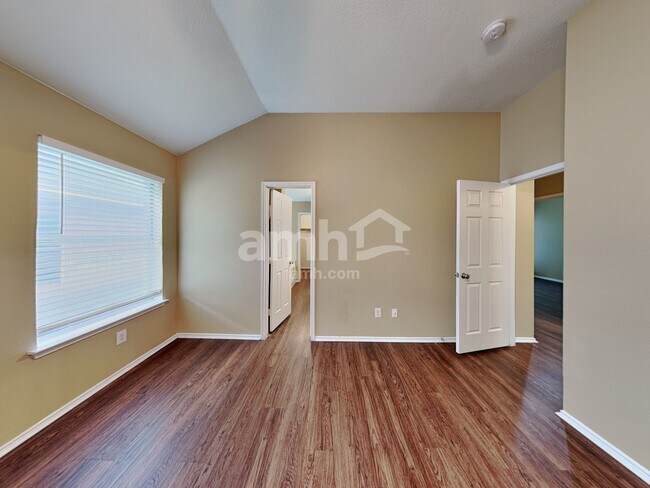 Building Photo - 432 Round Rock Rd