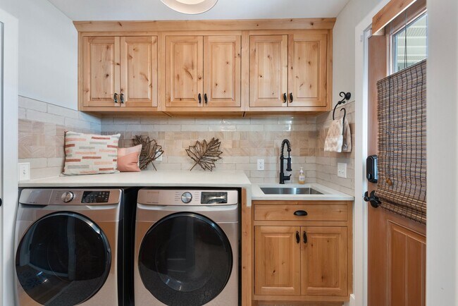 Building Photo - 21253 Lake George Blvd