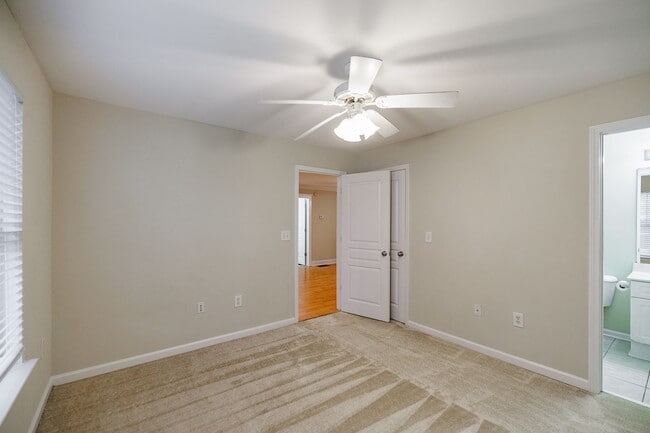 Building Photo - Cottage One-story Condo - Lease through July