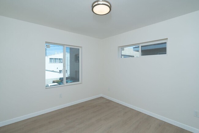 Building Photo - 2400 Del Mar Ave