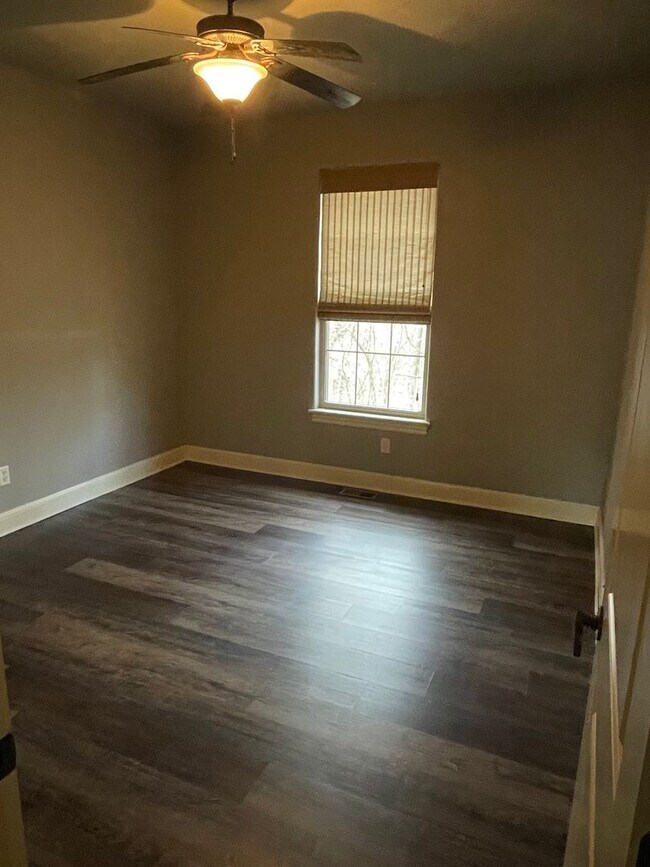 Building Photo - 3 Bedroom, 2 Full Bath, 2-car attached gar...