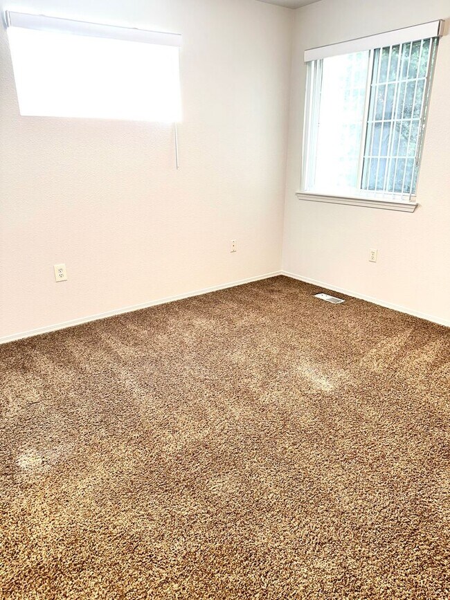 Building Photo - Adorable 2 bedroom 2 bathroom apartment wi...