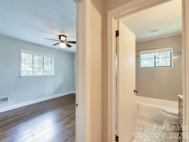 Building Photo - 1520 Mimosa Ave