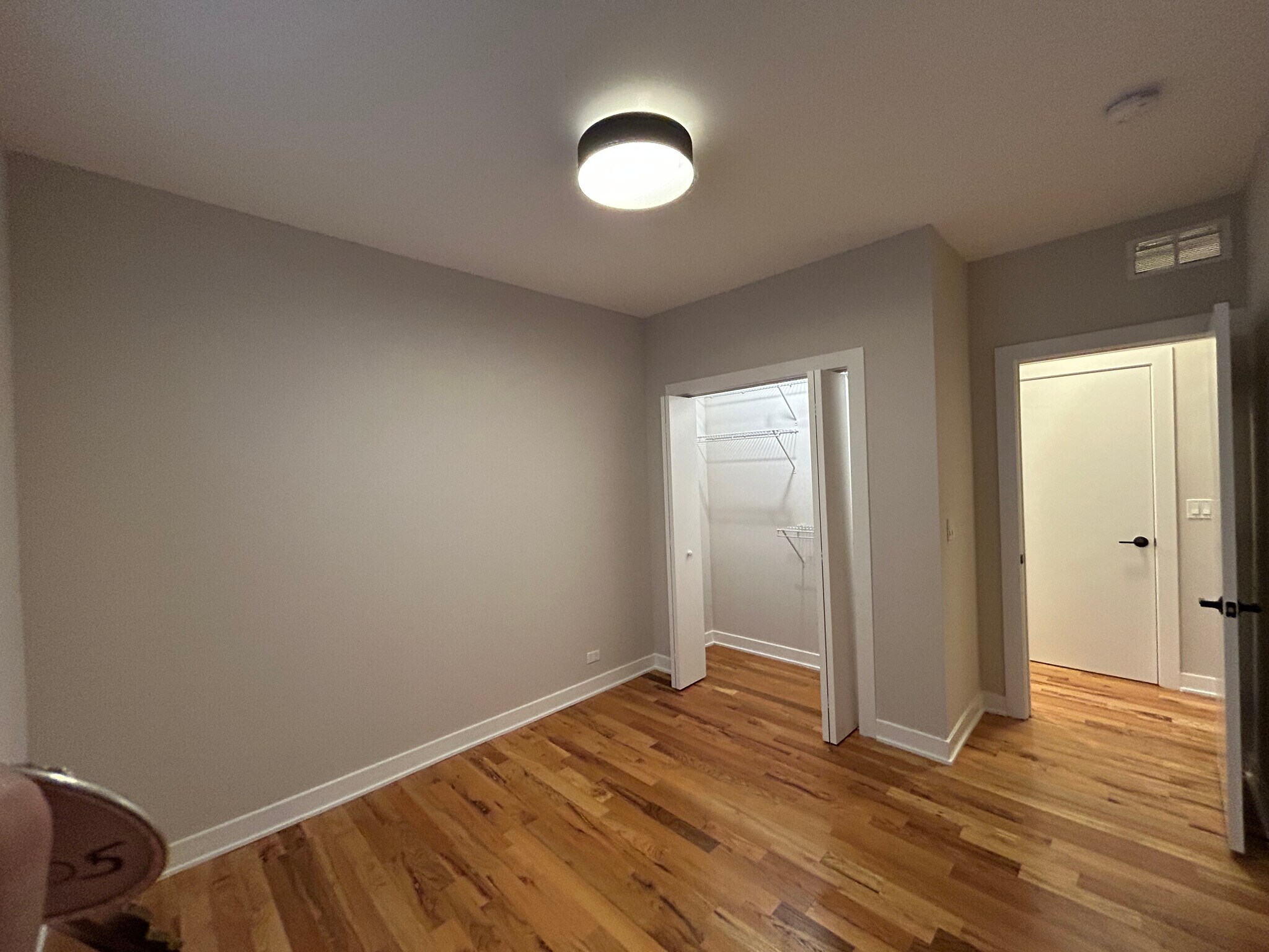 Building Photo - 648 W Wrightwood Ave