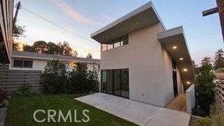 Building Photo - 929 E 68th St