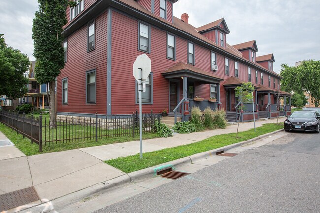 Building Photo - 733 E 27th St