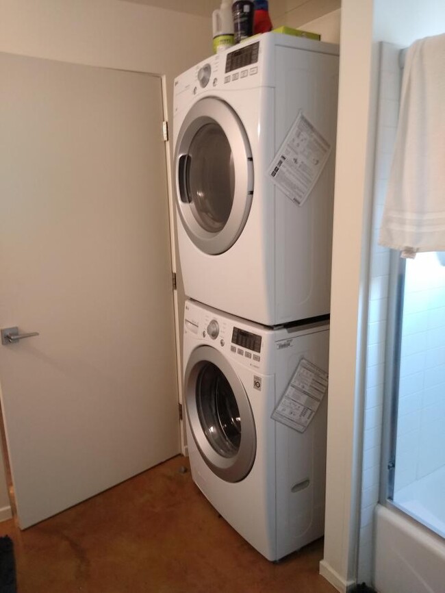 Building Photo - 1 bedroom in Los Angeles CA 90057