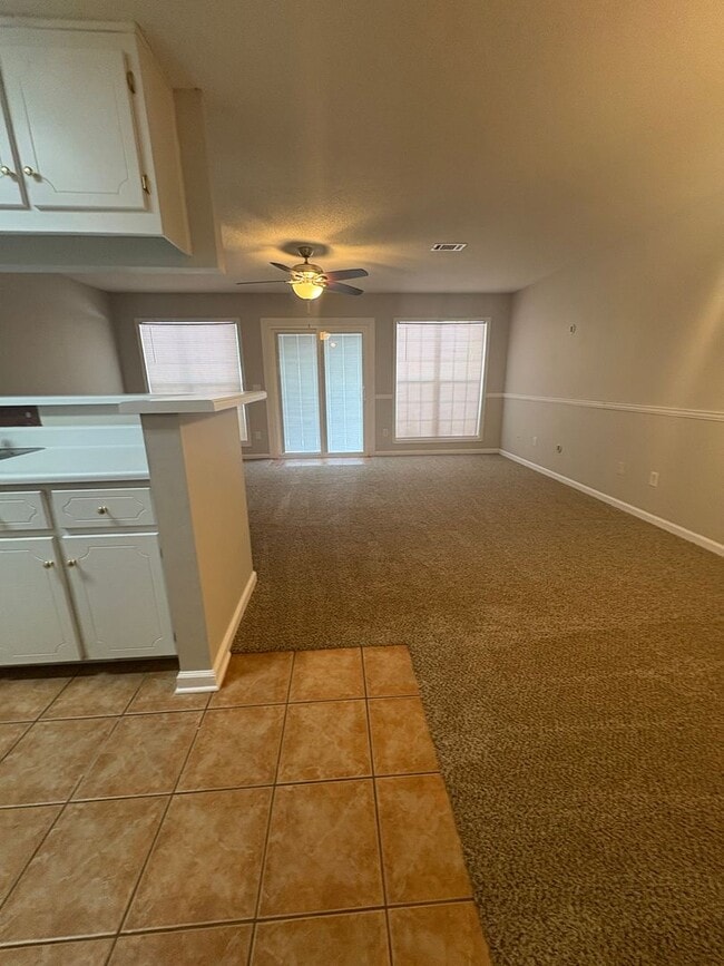 Building Photo - Dunwoody Townhomes!  NEW CARPET!!  PAINT!  NEW WASHER/DRYER