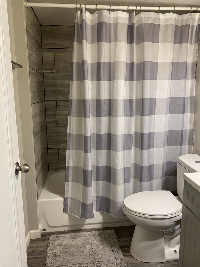 A bathroom1.jpg - BelleFontaine Apartment Homes