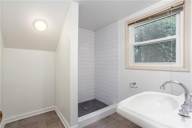 Building Photo - 4089 Longview Dr
